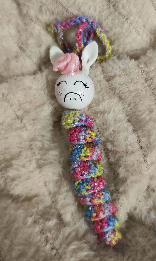 🌹 Pegasus Rosé – Das Sorgenwürmchen mit Blüte im Herzen