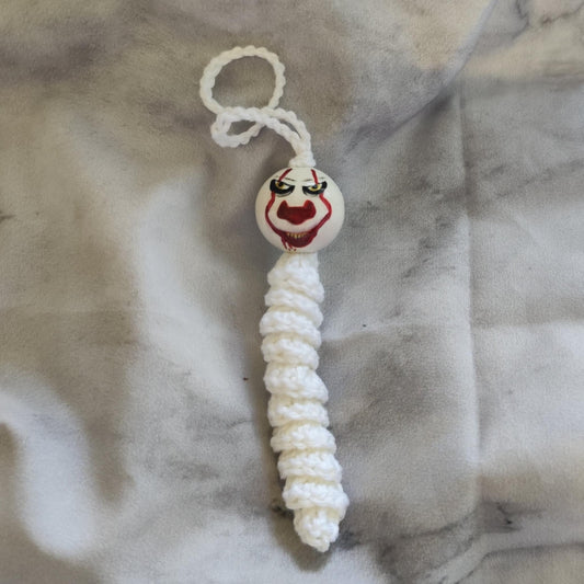 🎈 Sorgenwürmchen „Gruselclown“ – handgemachter Glücksbringer mit dunklem Humor