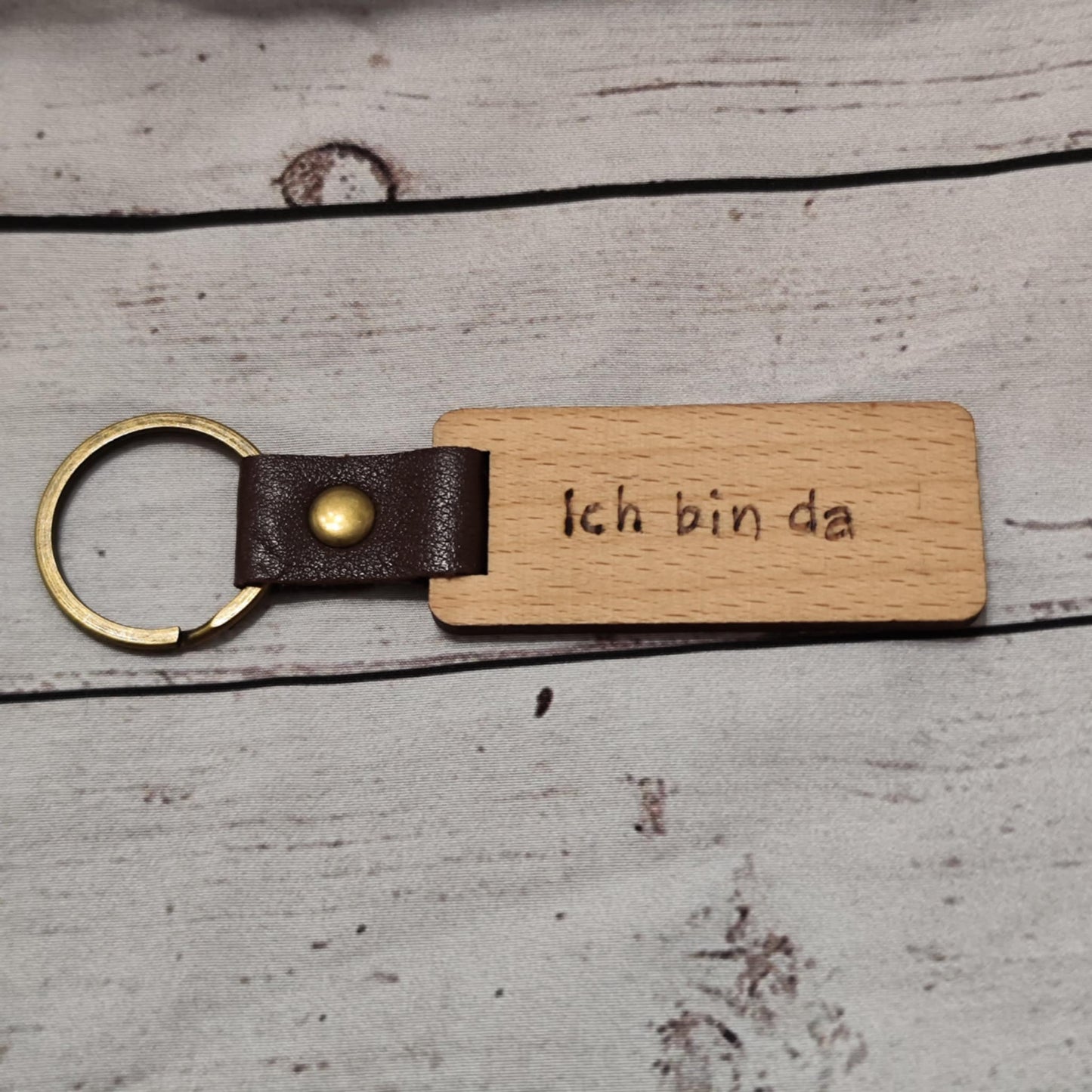 Schlüsselanhänger aus Holz mit Brandmalerei – personalisierbar