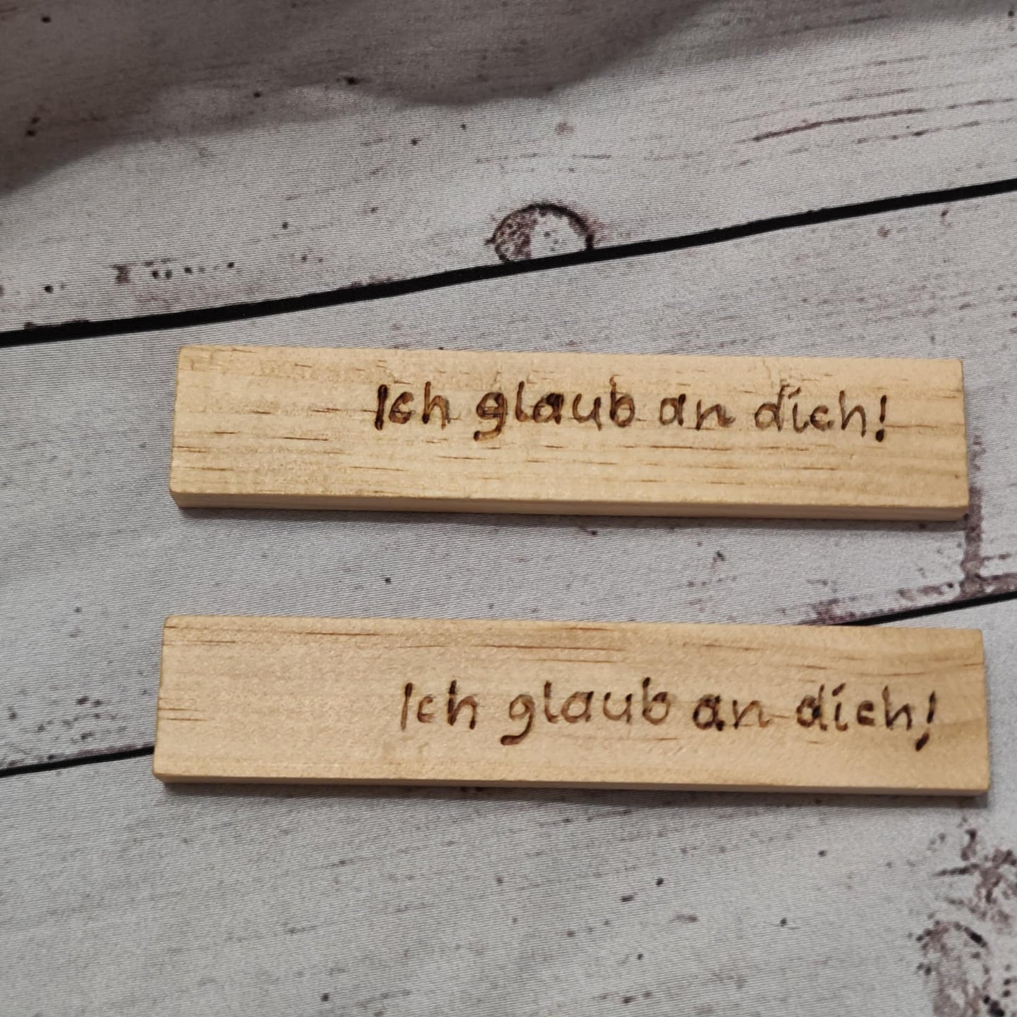 Holzklötzchen mit Brandmalerei – Deko & Geschenkanhänger