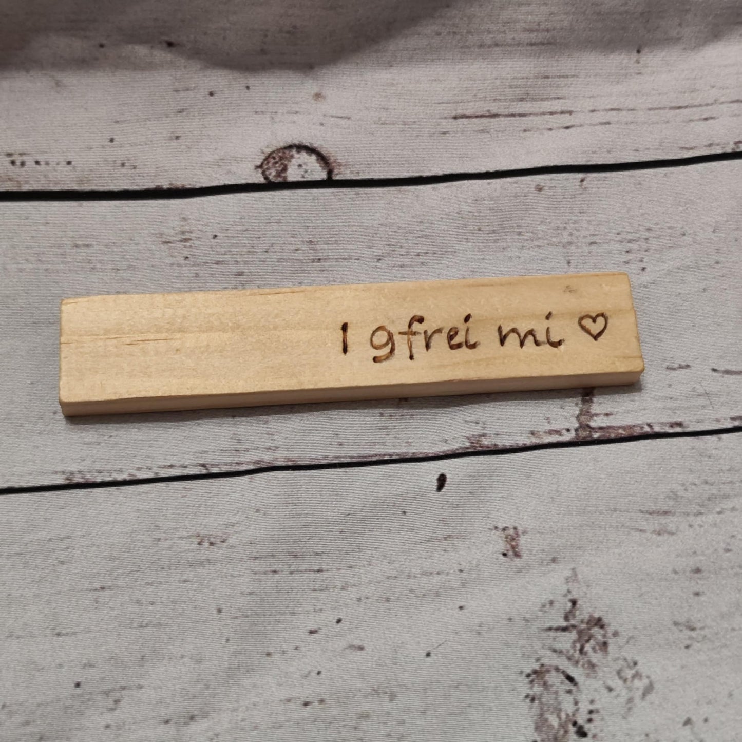 Holzklötzchen mit Brandmalerei – Deko & Geschenkanhänger