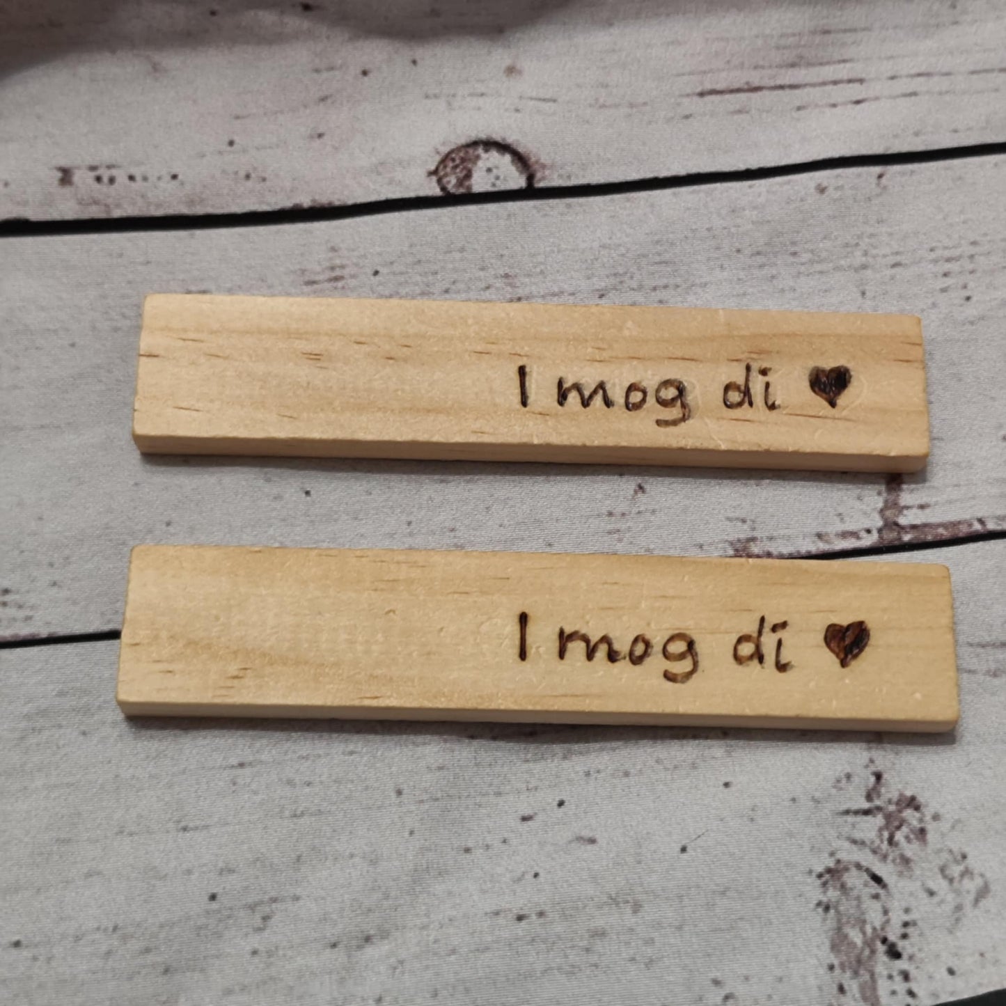 Holzklötzchen mit Brandmalerei – Deko & Geschenkanhänger