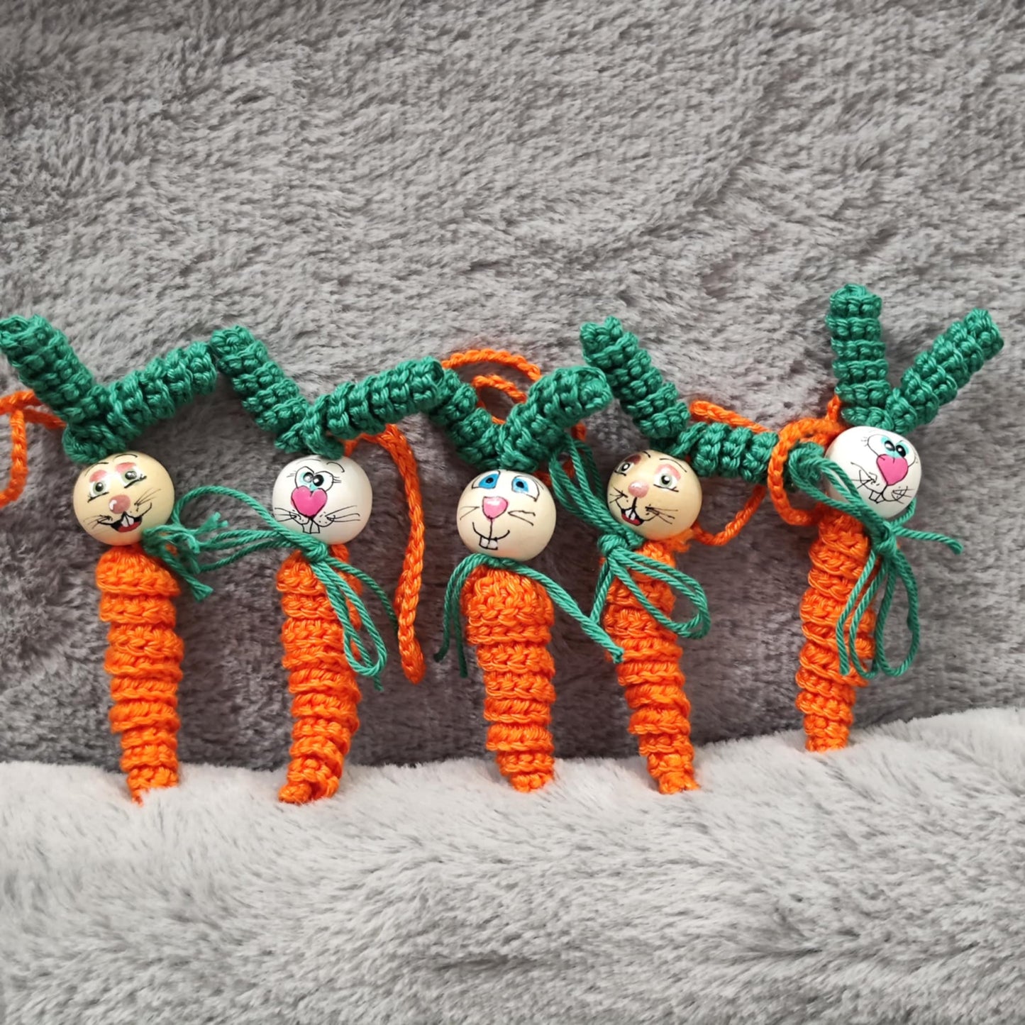 Karottenhase-Sorgenwürmchen – Frühlingsfrische Häschen mit Möhre