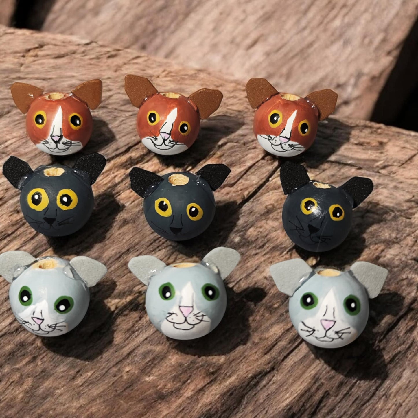 Katze mit Ohren (2 cm oder 2,5 cm) – Handbemalte Holzperlen
