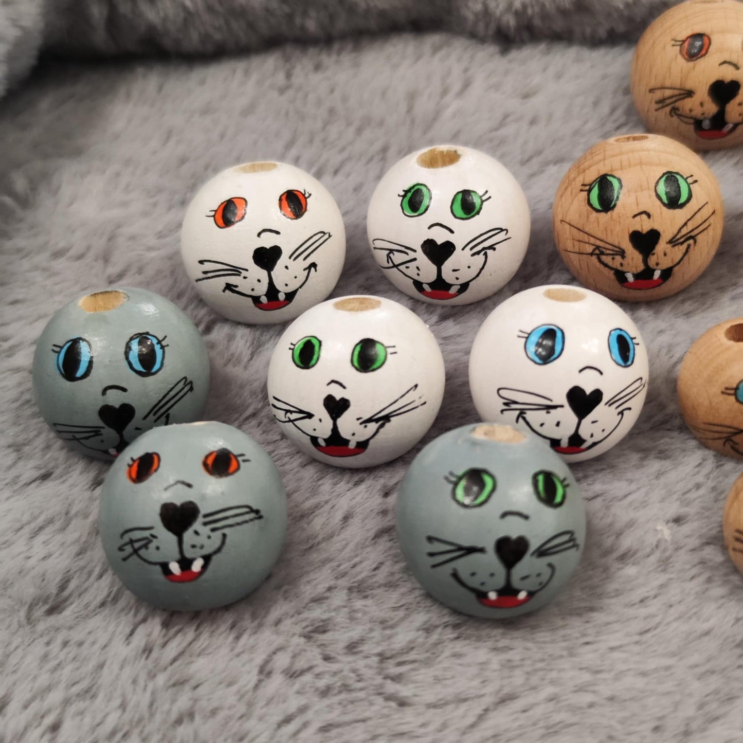 Handbemalte Katzen-Holzköpfchen (2 cm oder 2,5 cm) mit Zähnchen – Für deine Sorgenwürmchen