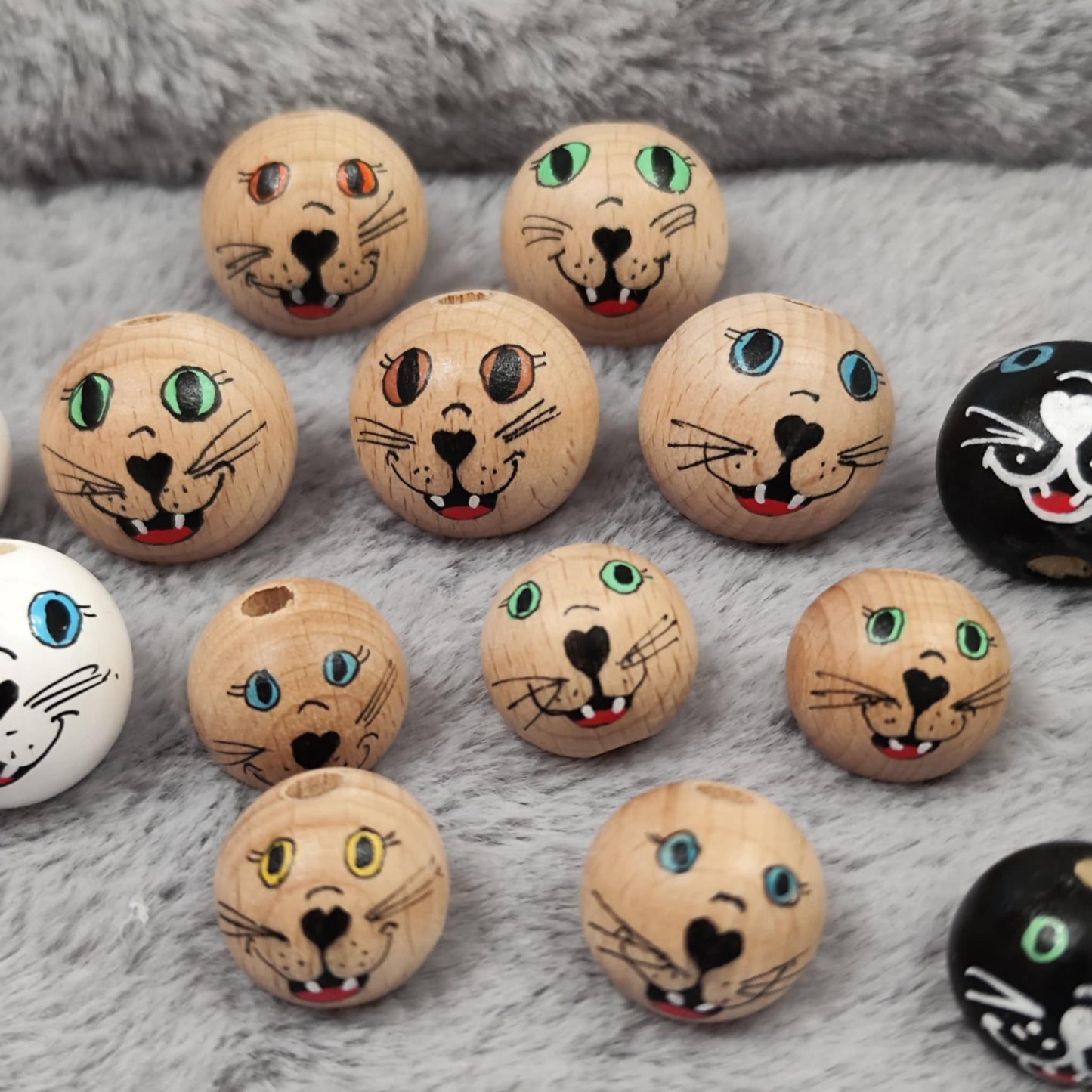 Handbemalte Katzen-Holzköpfchen (2 cm oder 2,5 cm) mit Zähnchen – Für deine Sorgenwürmchen