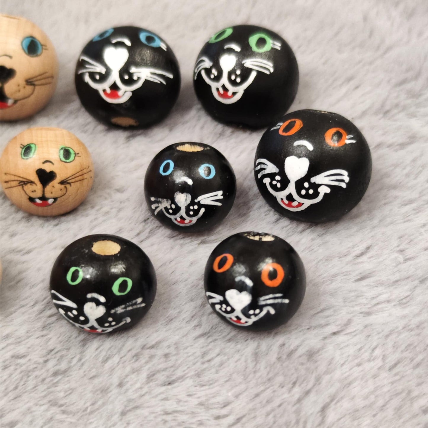 Handbemalte Katzen-Holzköpfchen (2 cm oder 2,5 cm) mit Zähnchen – Für deine Sorgenwürmchen
