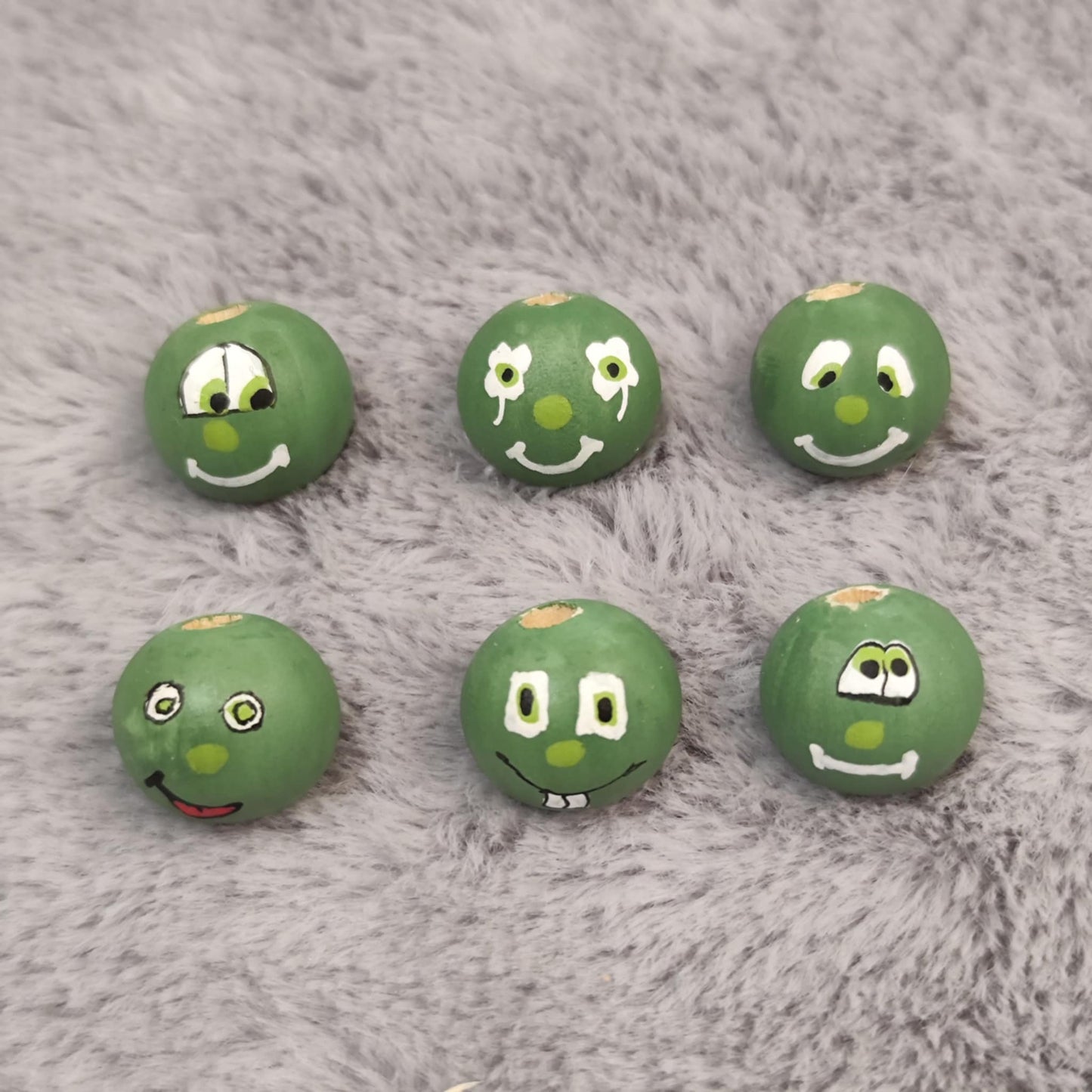 6er Set „Grüne Kleeblatt-Gesichter“ – handbemalte Holzperlen (lustige Motive)
