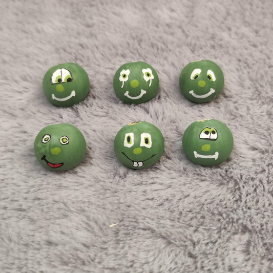 6er Set „Grüne Kleeblatt-Gesichter“ – handbemalte Holzperlen (lustige Motive)