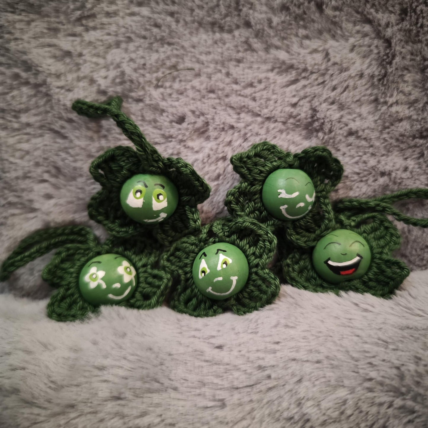 Kleeblatt-Würmchen – Dunkelgrün (handbemalt & gehäkelt)