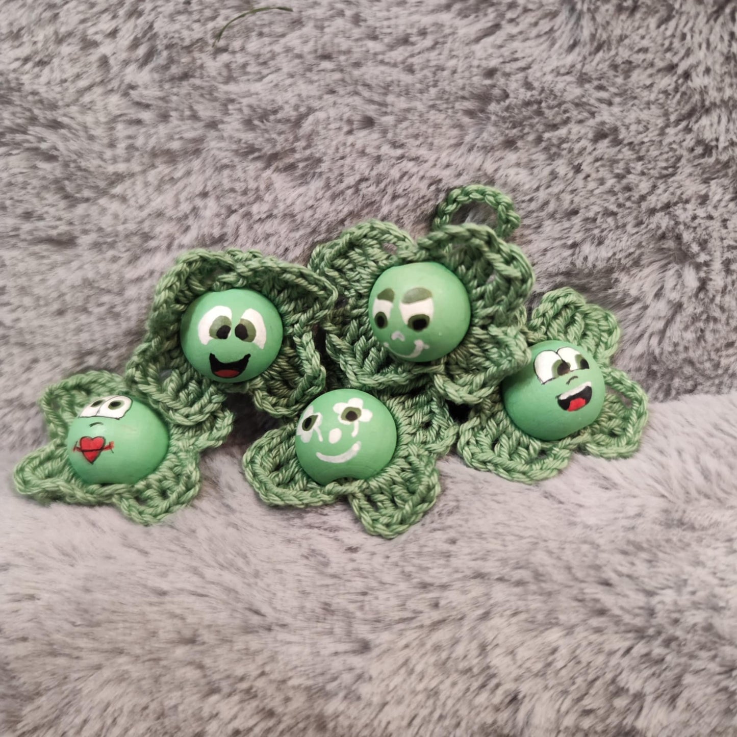 Kleeblatt-Würmchen – Hellgrün (handbemalt & gehäkelt)