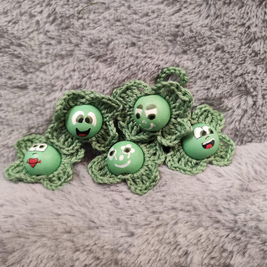 Kleeblatt-Würmchen – Hellgrün (handbemalt & gehäkelt)