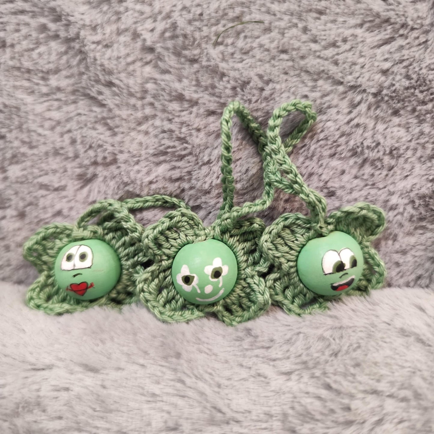 Kleeblatt-Würmchen – Hellgrün (handbemalt & gehäkelt)