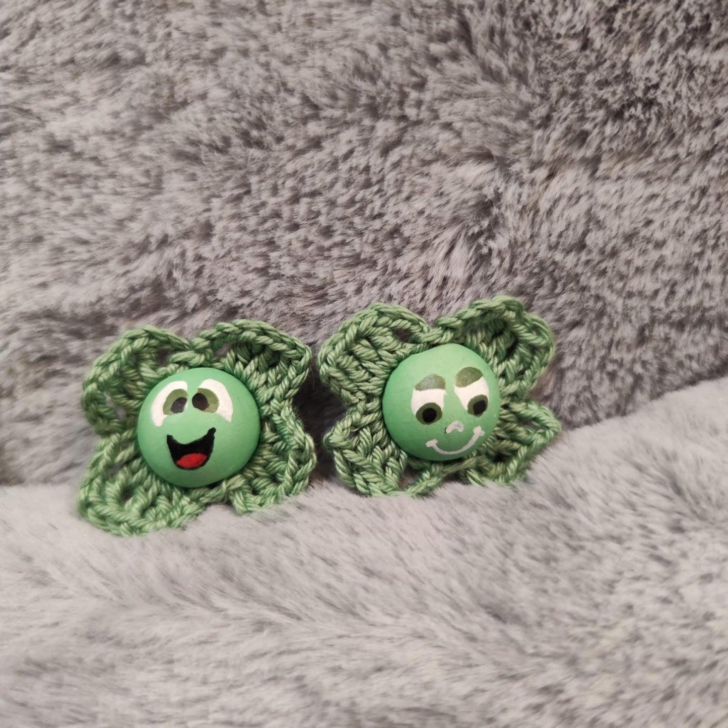 Kleeblatt-Würmchen – Hellgrün (handbemalt & gehäkelt)