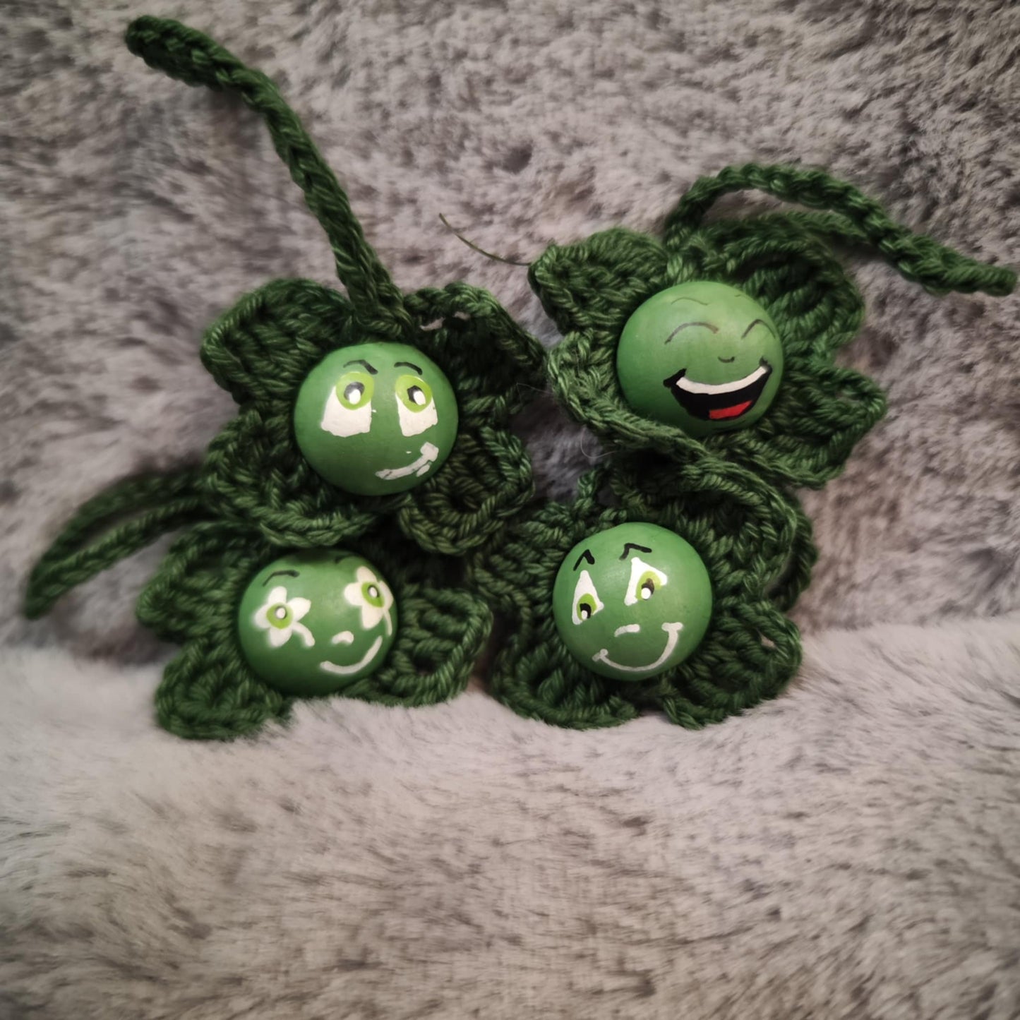 Kleeblatt-Würmchen – Dunkelgrün (handbemalt & gehäkelt)