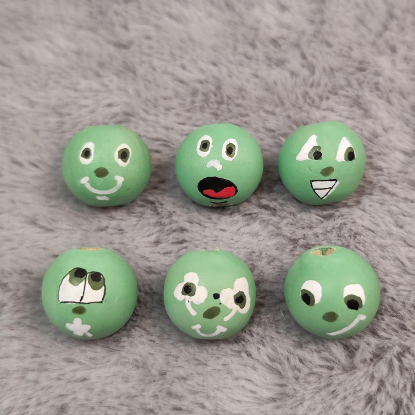 6er Set „Hellgrüne Kleeblatt-Köpfchen“ – handbemalte Holzperlen (lustige Gesichter)