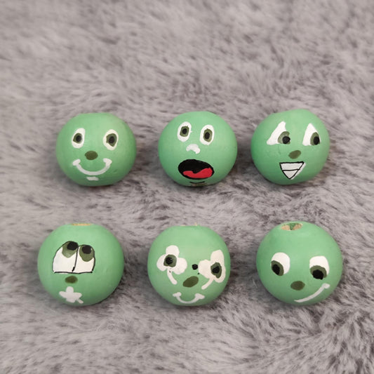 6er Set „Hellgrüne Kleeblatt-Köpfchen“ – handbemalte Holzperlen (lustige Gesichter)