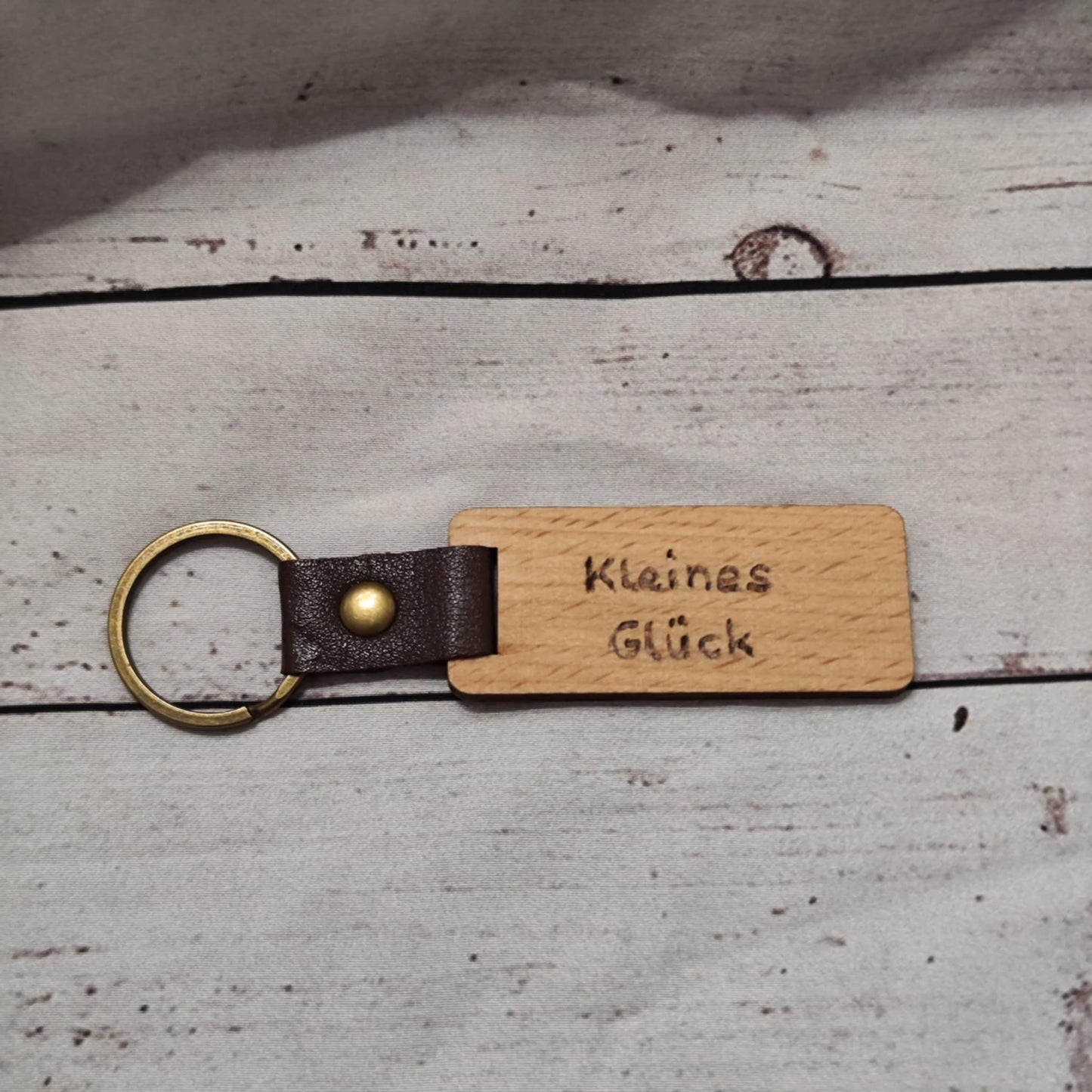 Schlüsselanhänger aus Holz mit Brandmalerei – personalisierbar