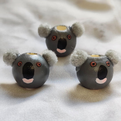 1 Koala-Köpfchen – handbemalter Holzkopf mit Pompon-Ohren, 2 cm