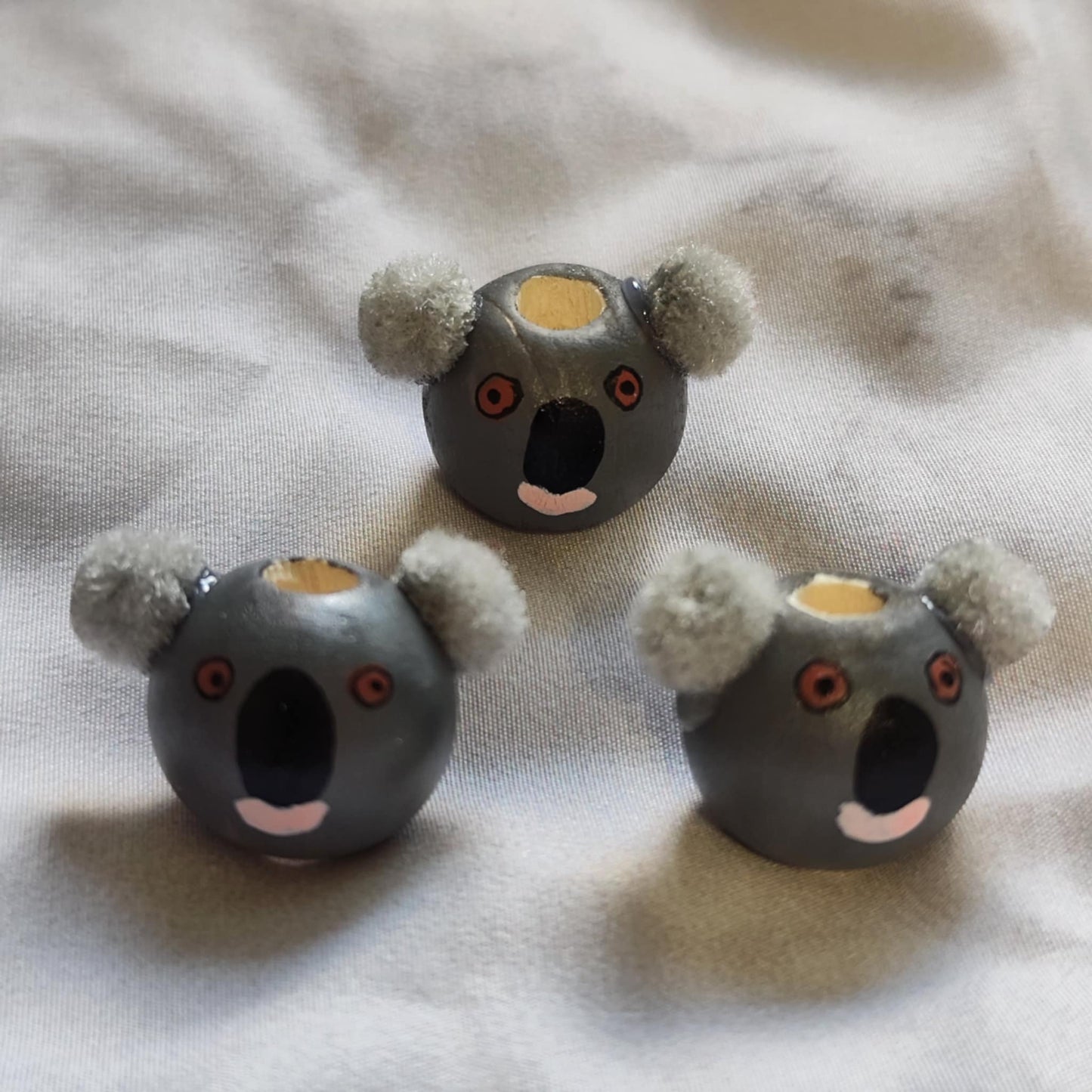 1 Koala-Köpfchen – handbemalter Holzkopf mit Pompon-Ohren, 2 cm