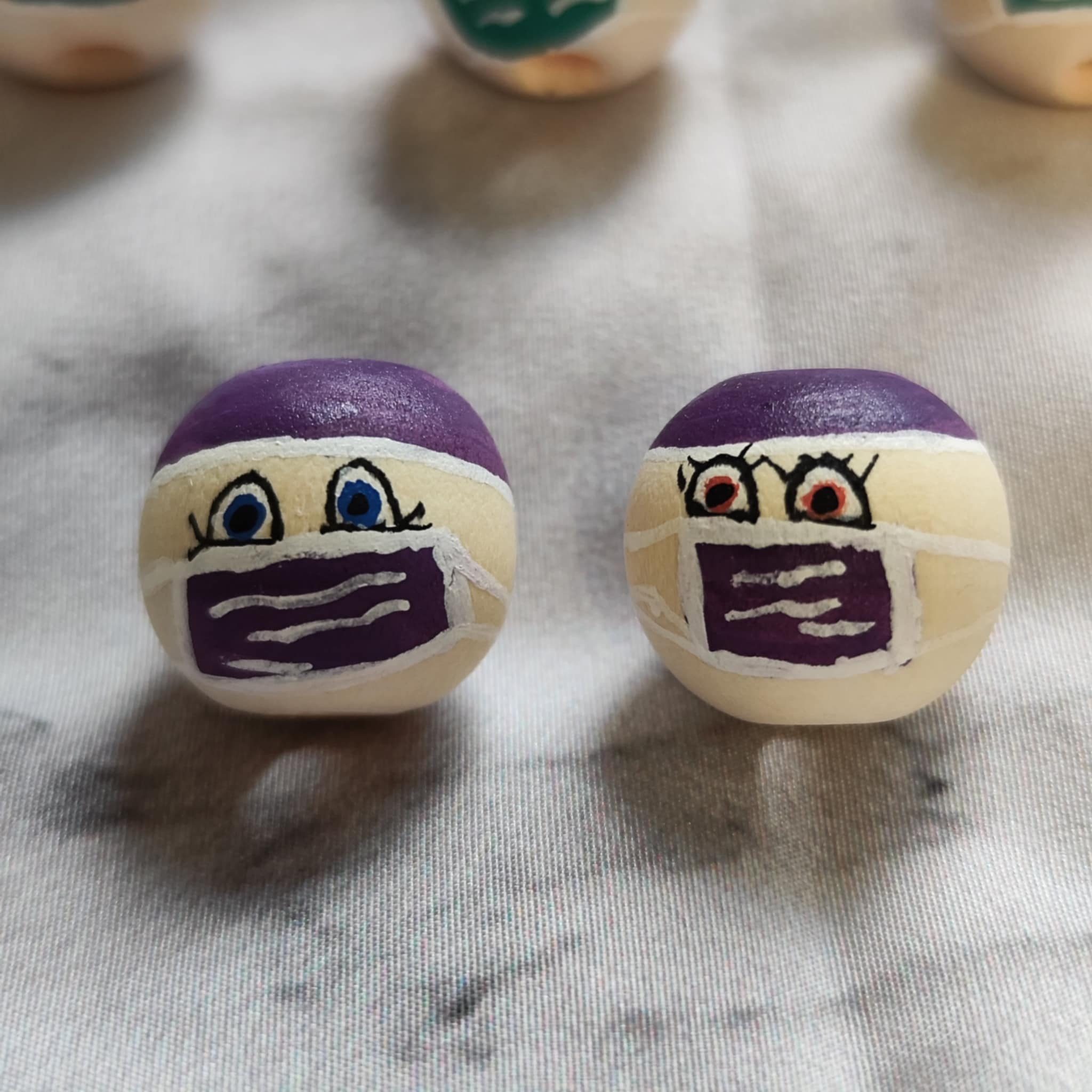 Krankenpfleger-Köpfchen – handbemalter Holzkopf in Rosa, Lila oder Türkisgrün, 2 cm