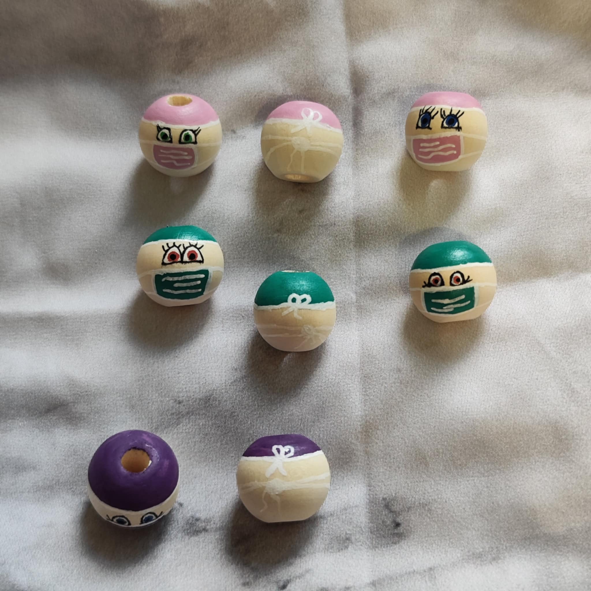 Krankenpfleger-Köpfchen – handbemalter Holzkopf in Rosa, Lila oder Türkisgrün, 2 cm