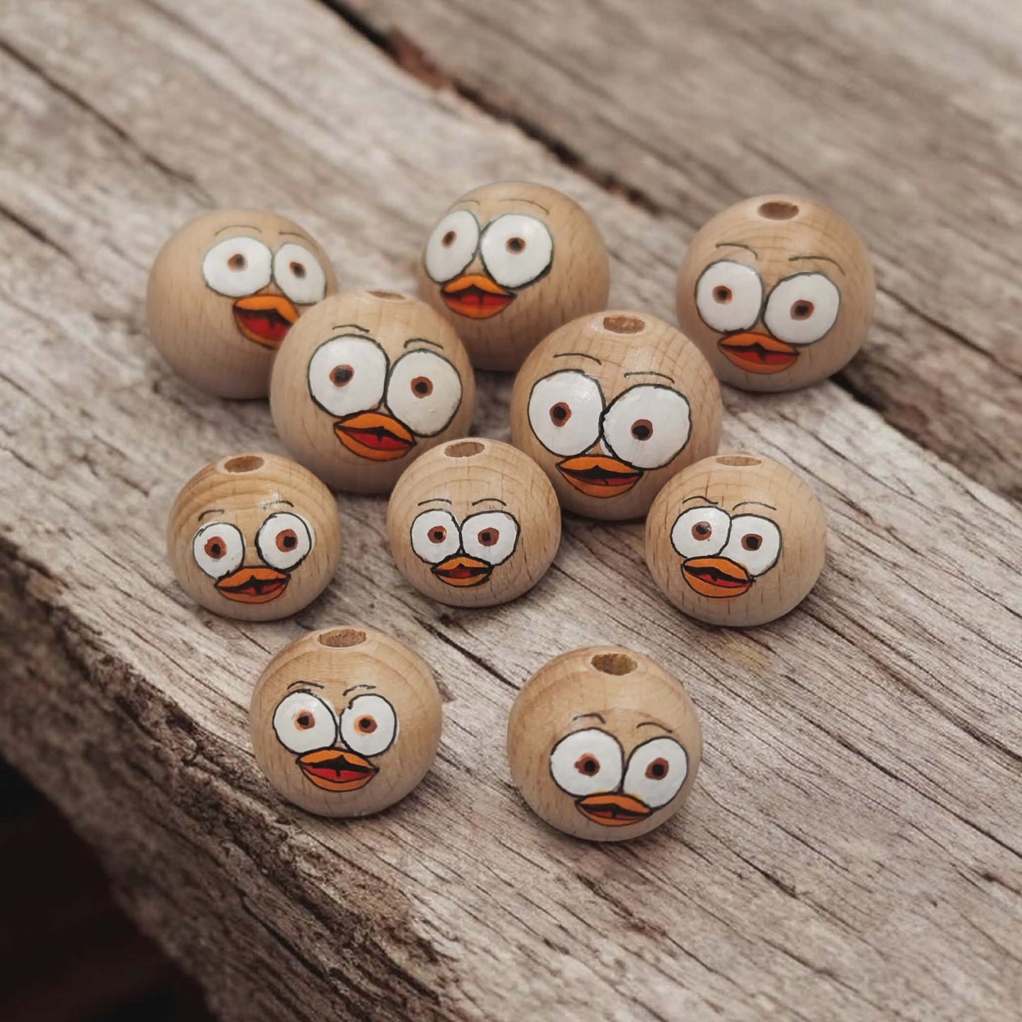 Handbemalte Küken-Holzköpfchen (2 cm oder 2,5 cm) – Das erstaunte Küken auf Buchenholz