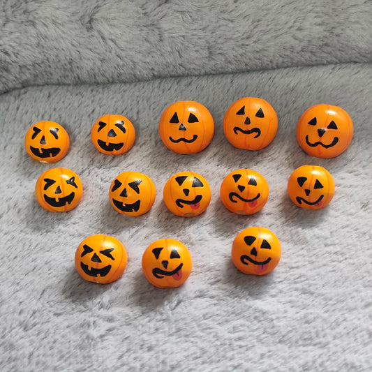 Kürbisköpfchen – Handbemalte Holzköpfchen | Gruselig-freche Begleiter für Herbst & Halloween