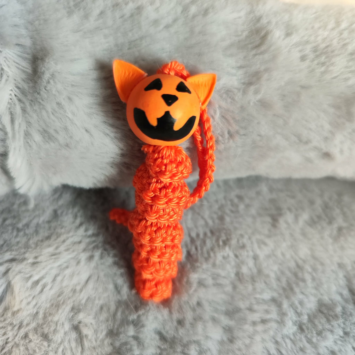 Halloweenkatze, Kürbiskatze – Handgehäkeltes Sorgenwürmchen mit Kürbisgesicht & Katzenohren