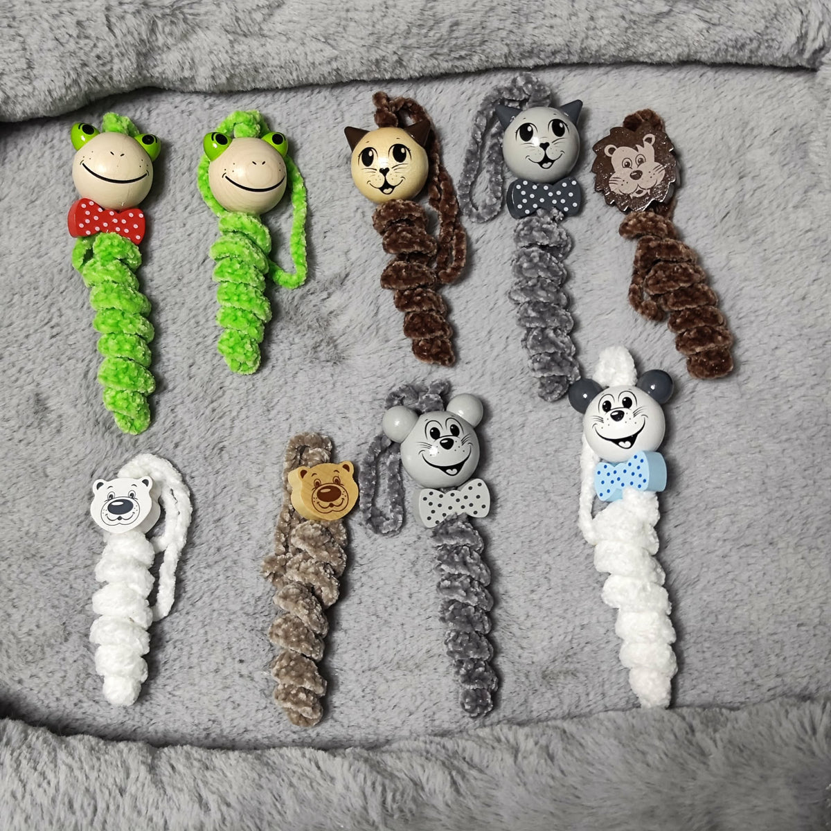 Tier-Sorgenwürmchen aus Kuschelwolle – Handgehäkelt mit Tier-Holzkopf