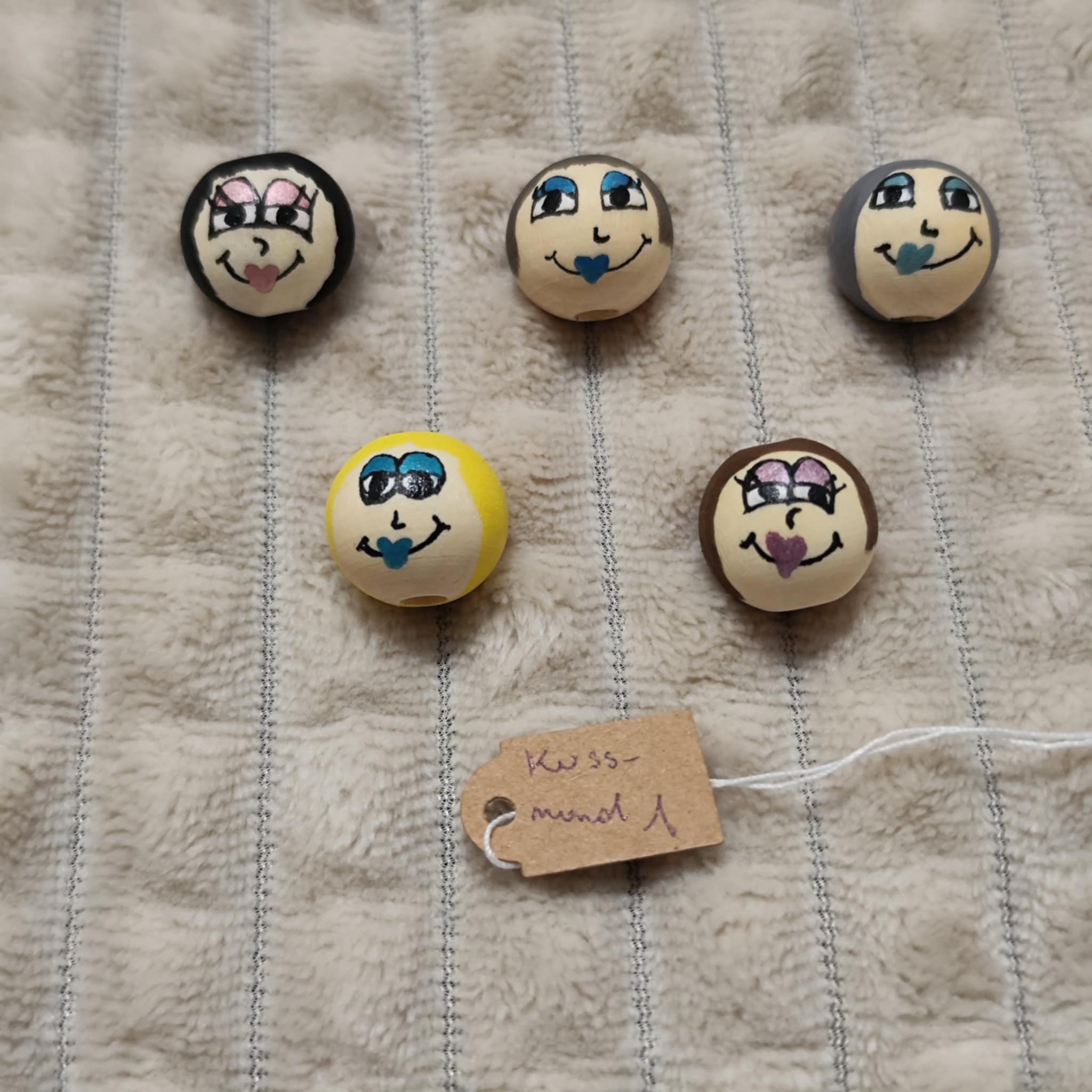 Kussmund-Köpfchen 5er-Set – handbemalte Holzköpfe mit Herzmund, 2 cm