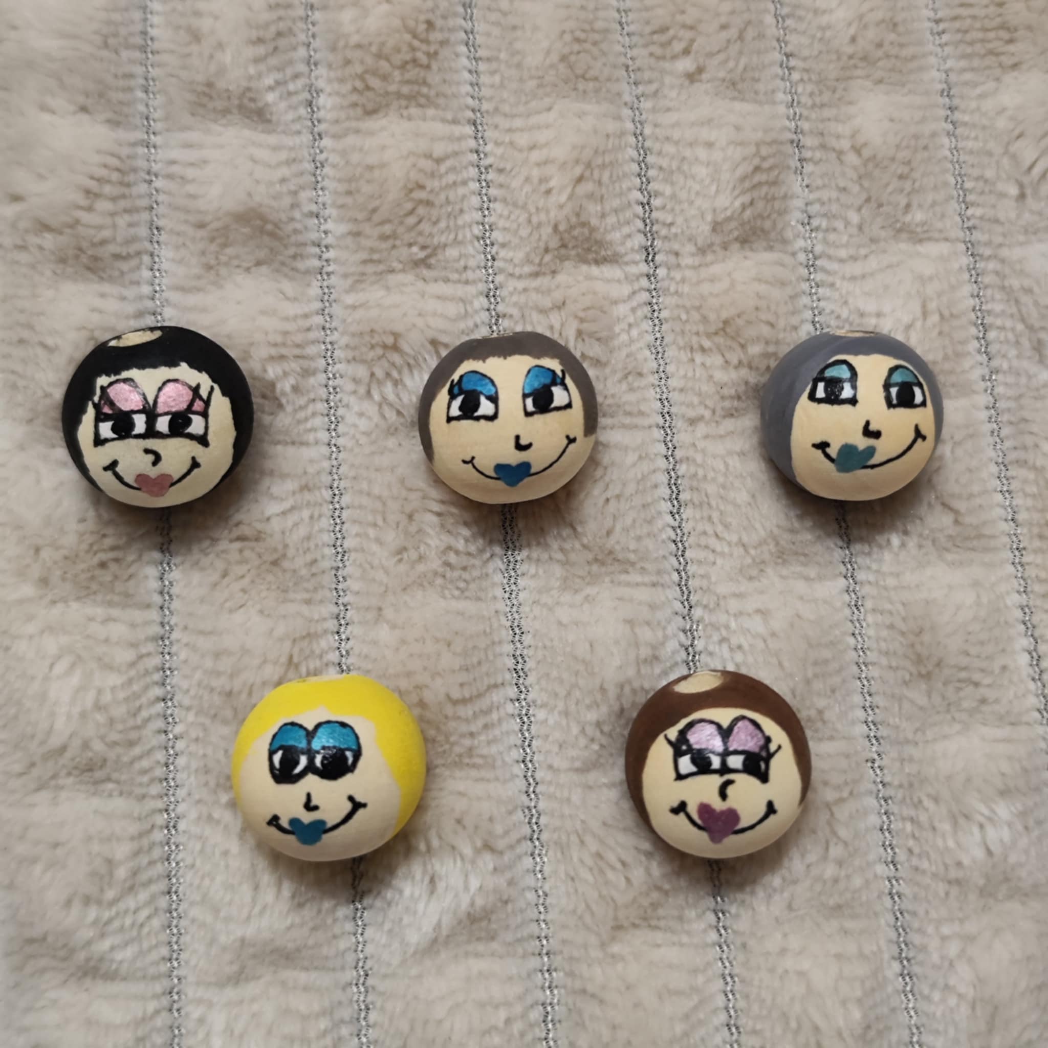 Kussmund-Köpfchen 5er-Set – handbemalte Holzköpfe mit Herzmund, 2 cm