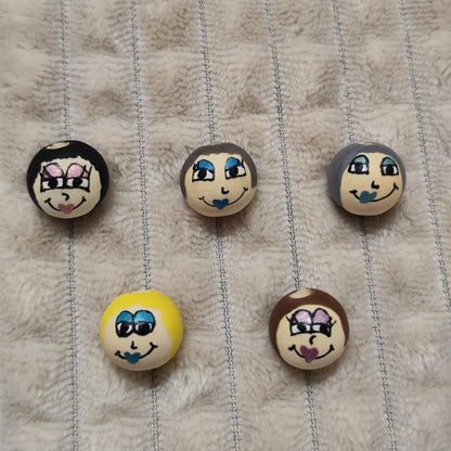 Kussmund-Köpfchen 5er-Set – handbemalte Holzköpfe mit Herzmund, 2 cm