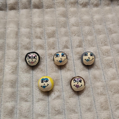 Kussmund-Köpfchen 5er-Set – handbemalte Holzköpfe mit Herzmund, 2 cm