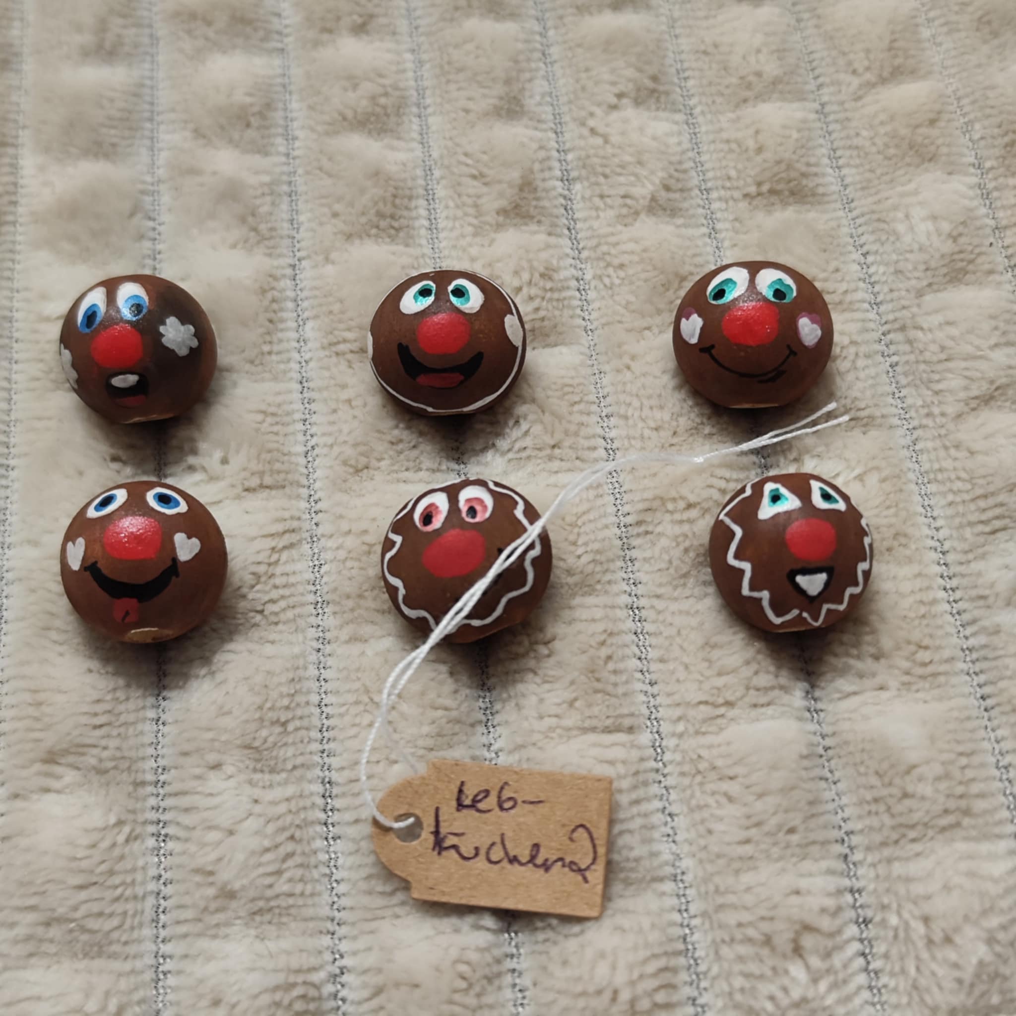 Lebkuchen-Köpfchen 6er-Set – handbemalte Holzköpfe mit Zuckerguss-Details, 2 cm
