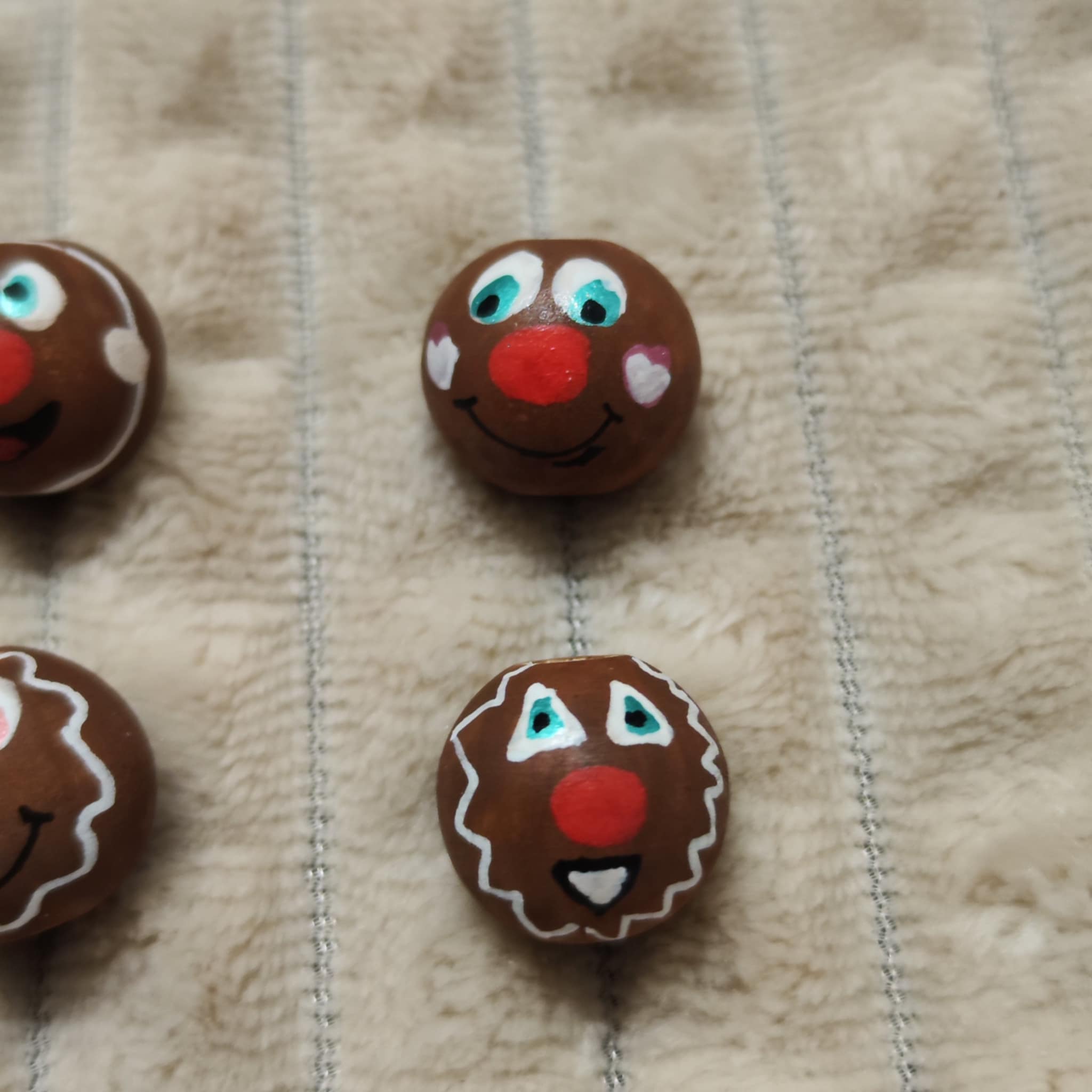 Lebkuchen-Köpfchen 6er-Set – handbemalte Holzköpfe mit Zuckerguss-Details, 2 cm