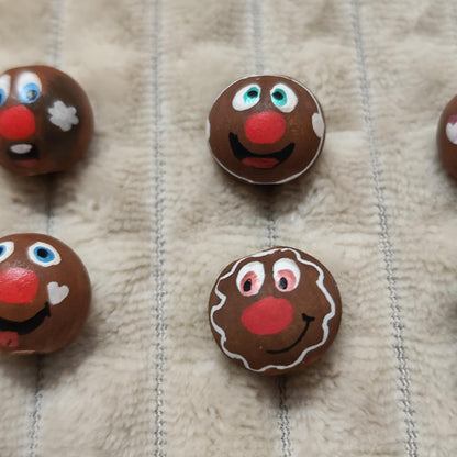 Lebkuchen-Köpfchen 6er-Set – handbemalte Holzköpfe mit Zuckerguss-Details, 2 cm