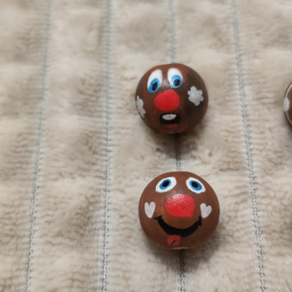 Lebkuchen-Köpfchen 6er-Set – handbemalte Holzköpfe mit Zuckerguss-Details, 2 cm