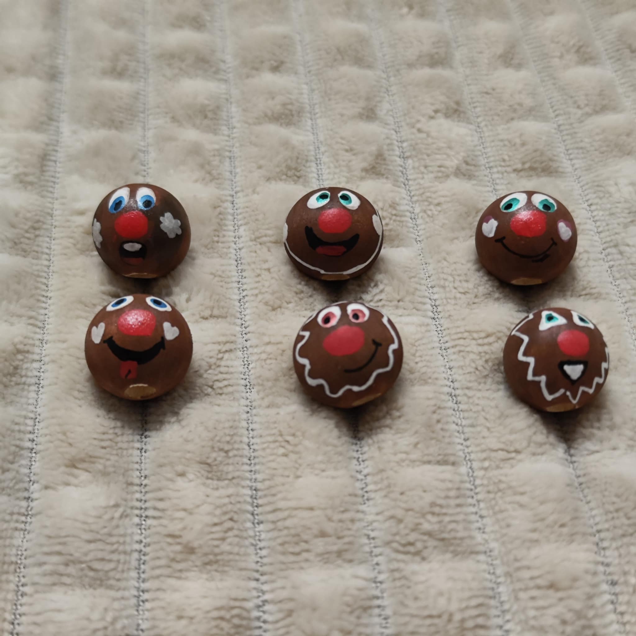 Lebkuchen-Köpfchen 6er-Set – handbemalte Holzköpfe mit Zuckerguss-Details, 2 cm