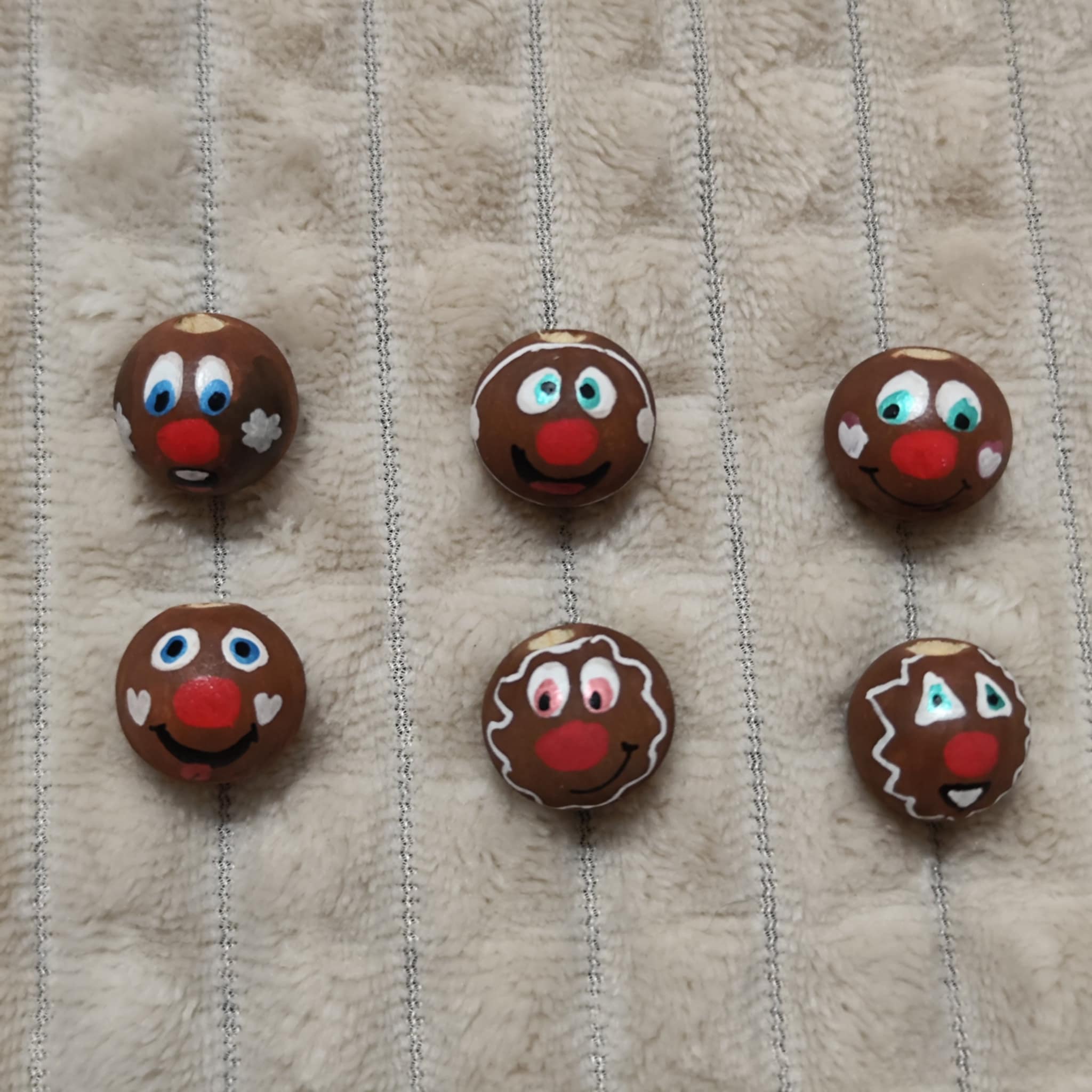 Lebkuchen-Köpfchen 6er-Set – handbemalte Holzköpfe mit Zuckerguss-Details, 2 cm