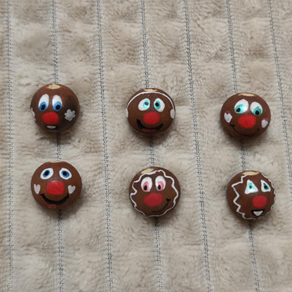 Lebkuchen-Köpfchen 6er-Set – handbemalte Holzköpfe mit Zuckerguss-Details, 2 cm