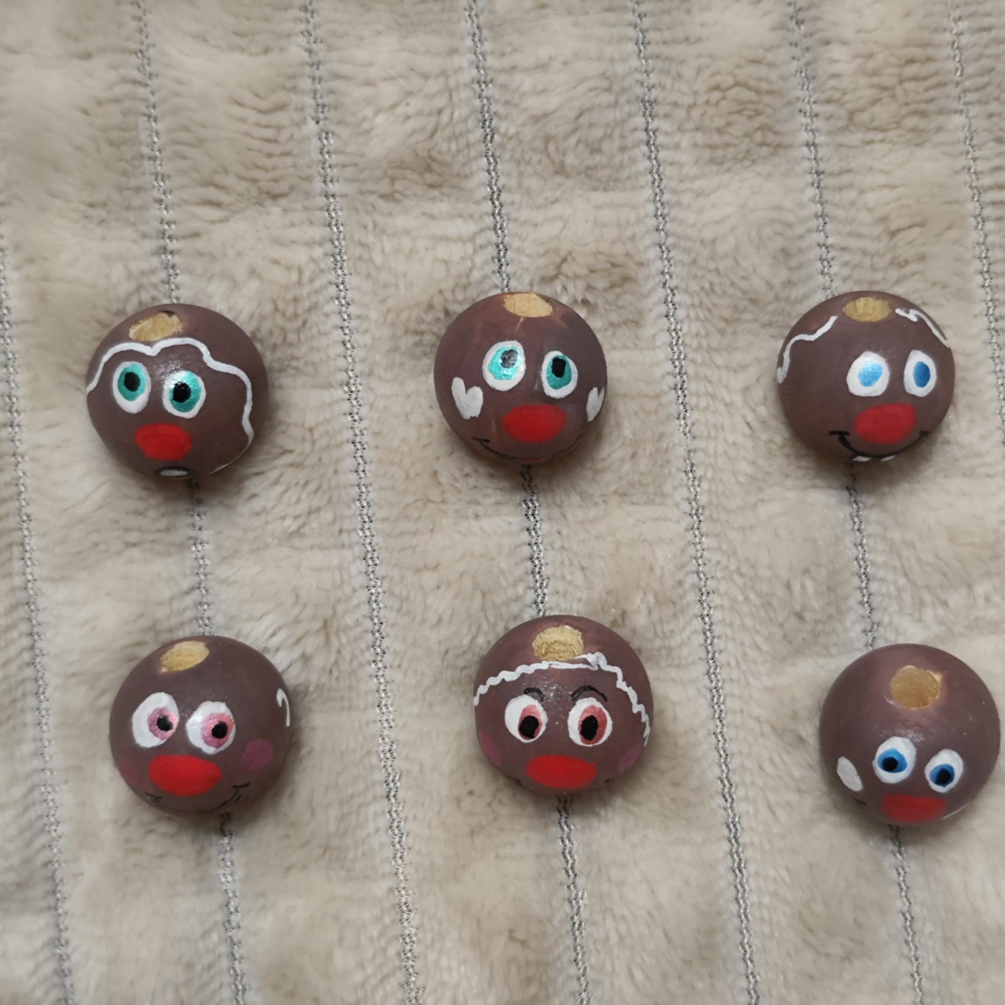 Lebkuchen-Köpfchen 6er-Set – handbemalte Holzköpfe mit Zuckerguss-Details für Worry Worms