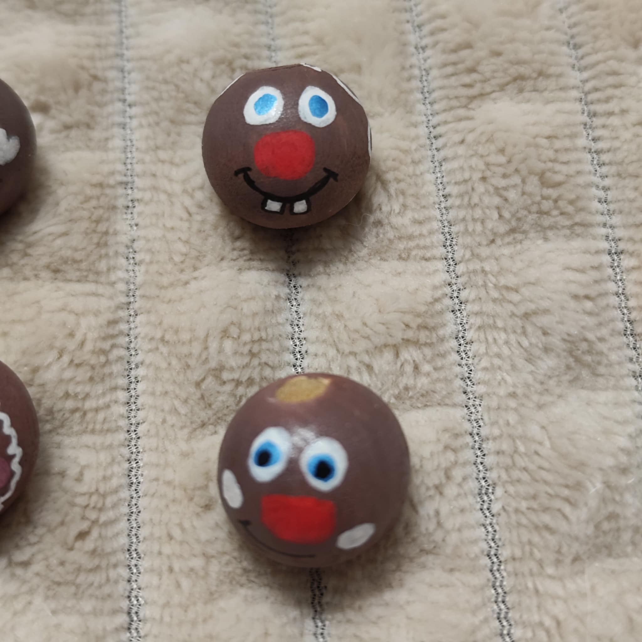 Lebkuchen-Köpfchen 6er-Set – handbemalte Holzköpfe mit Zuckerguss-Details für Worry Worms