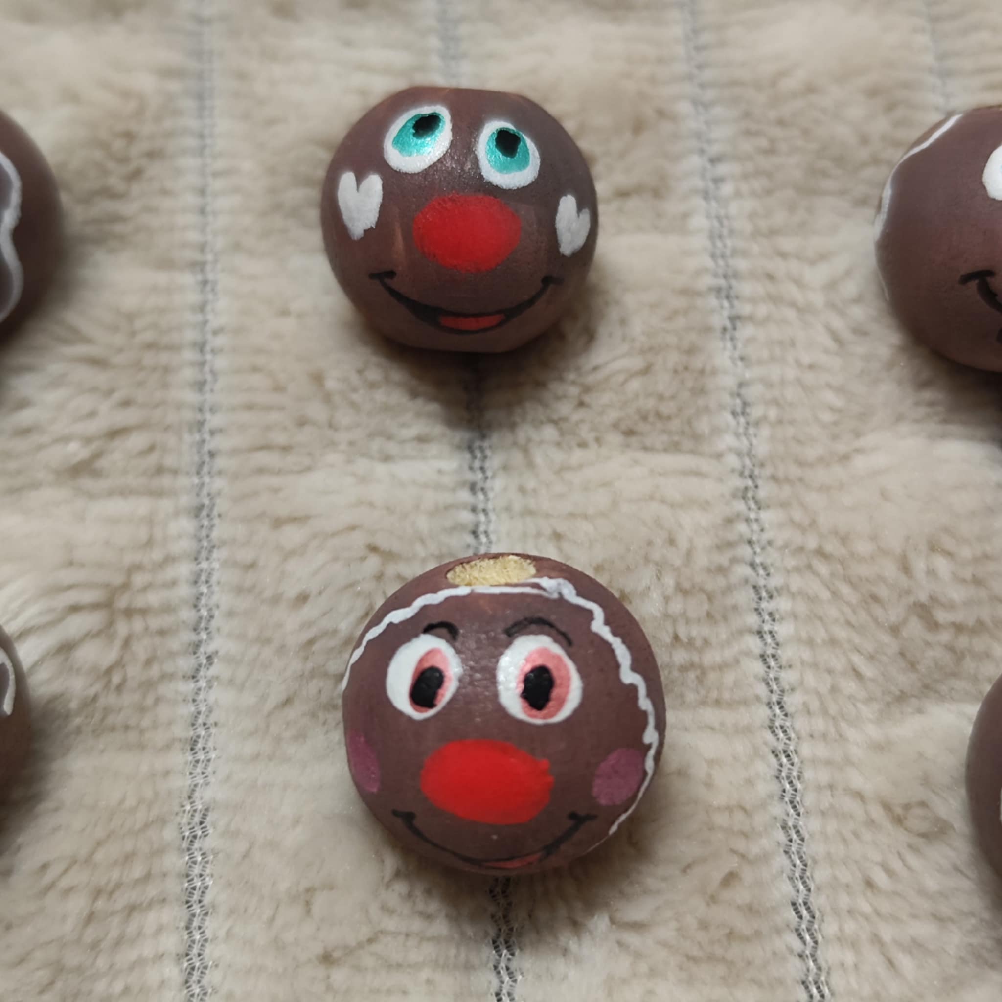 Lebkuchen-Köpfchen 6er-Set – handbemalte Holzköpfe mit Zuckerguss-Details für Worry Worms