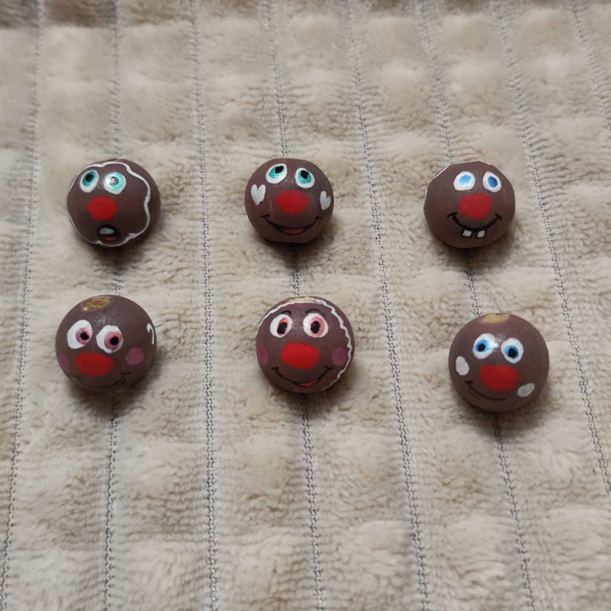 Lebkuchen-Köpfchen 6er-Set – handbemalte Holzköpfe mit Zuckerguss-Details für Worry Worms