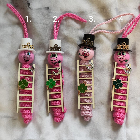 Glücksschweinchen mit Holzleiter – gehäkelter Silvesterglücksbringer