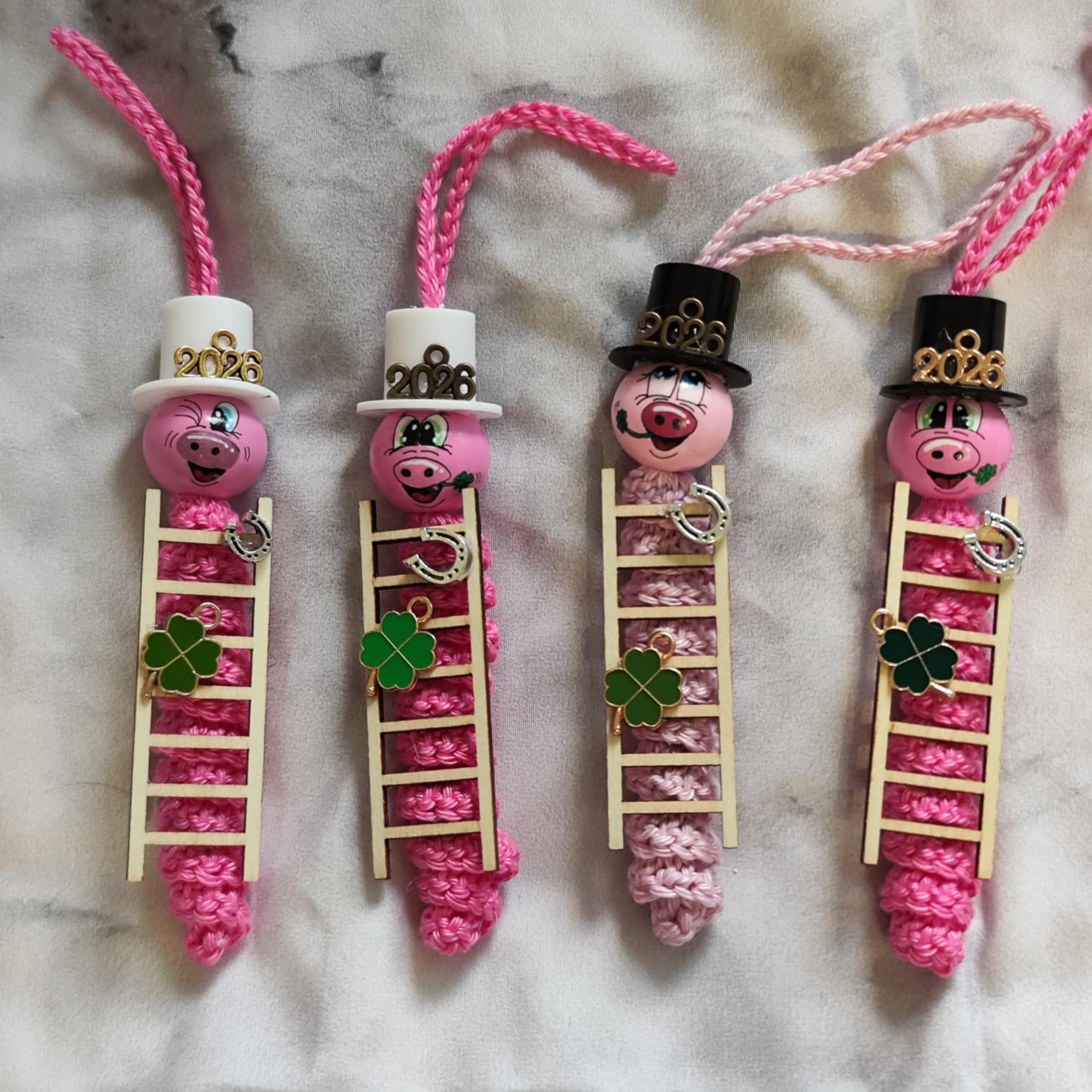 Glücksschweinchen mit Holzleiter – gehäkelter Silvesterglücksbringer