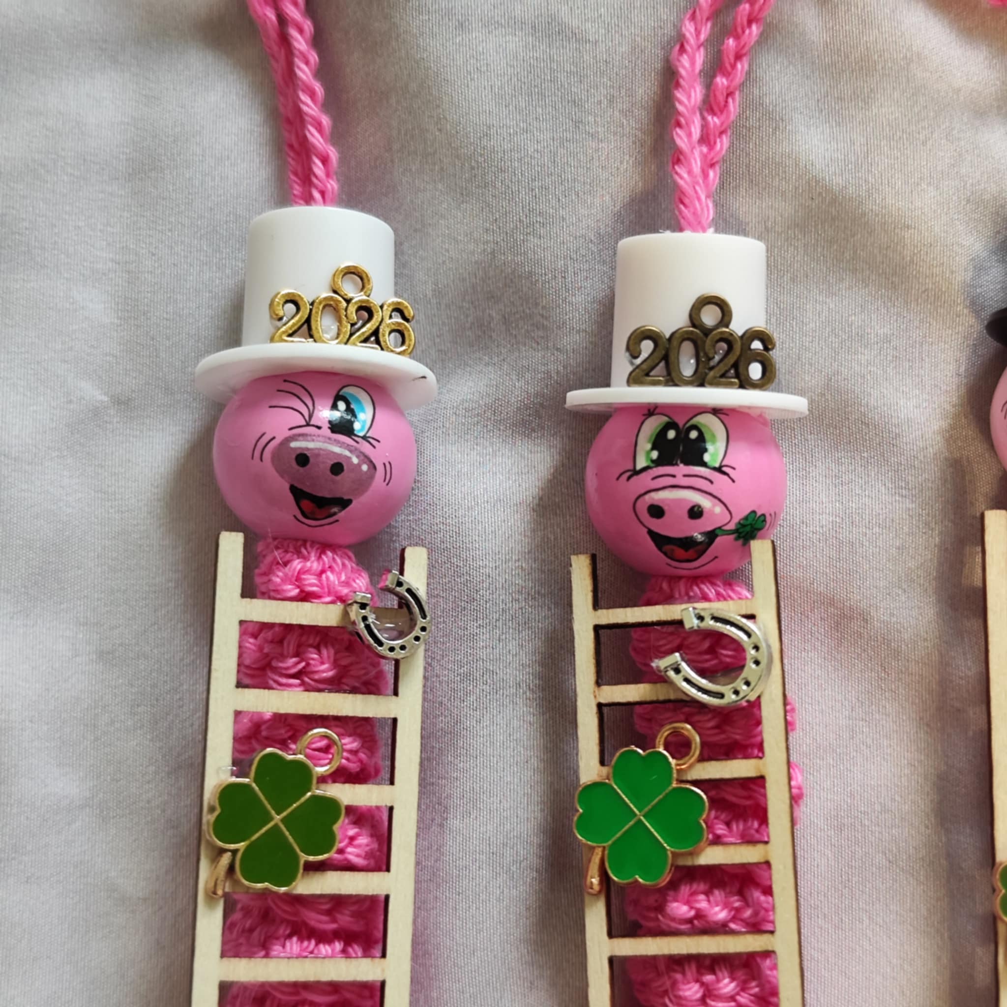 Glücksschweinchen mit Holzleiter – gehäkelter Silvesterglücksbringer