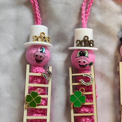 Glücksschweinchen mit Holzleiter – gehäkelter Silvesterglücksbringer