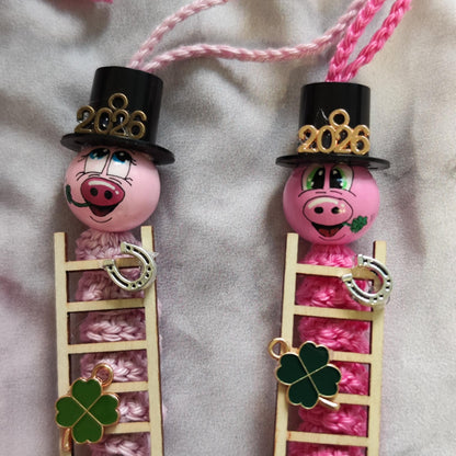 Glücksschweinchen mit Holzleiter – gehäkelter Silvesterglücksbringer